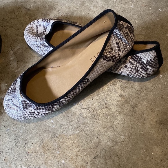 Talbots black lace or snake skin flats & removable flower clips 6.5 - 2 pairs - Picture 9 of 9